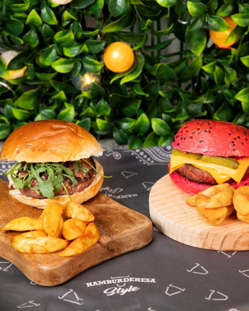 Hamburguesa jugosa con sabor a brasa