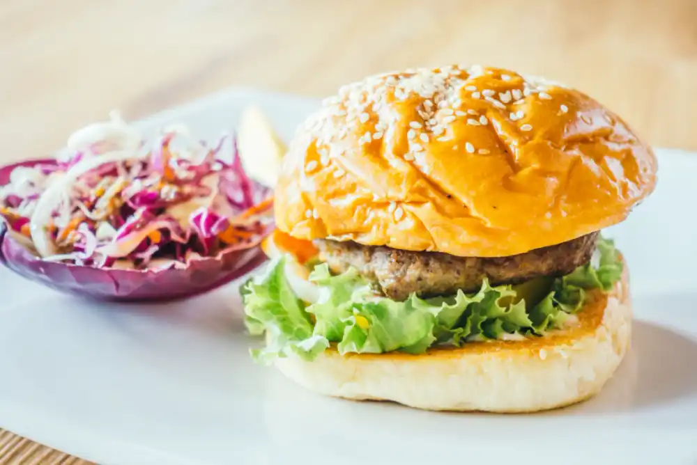 Ensalada como acompañamiento saludable para una burger
